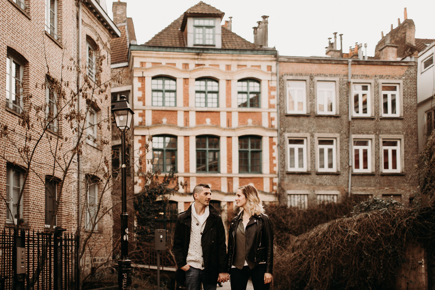 seance-couple-vieux-lille-engagement-photographe-lifestyle-nord-23