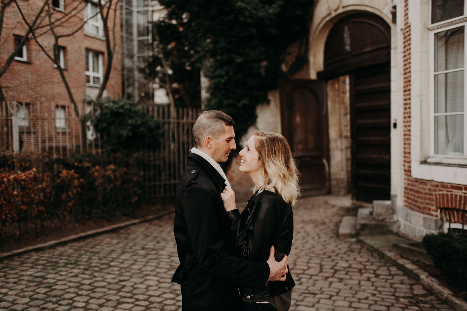 seance-couple-vieux-lille-engagement-photographe-lifestyle-nord-33