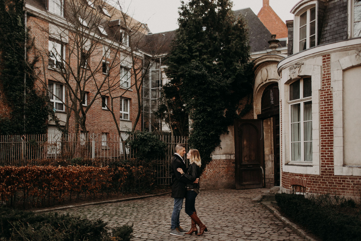 seance-couple-vieux-lille-engagement-photographe-lifestyle-nord-34