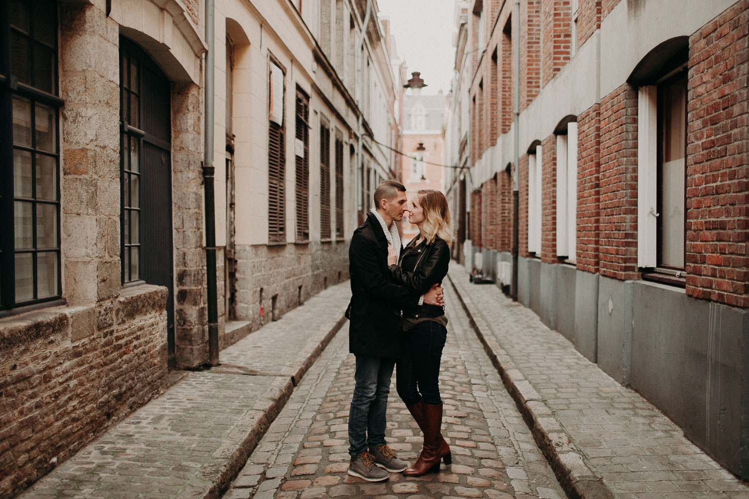 seance-couple-vieux-lille-engagement-photographe-lifestyle-nord-40