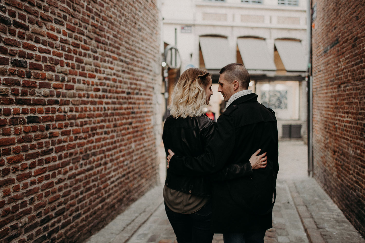 seance-couple-vieux-lille-engagement-photographe-lifestyle-nord-41